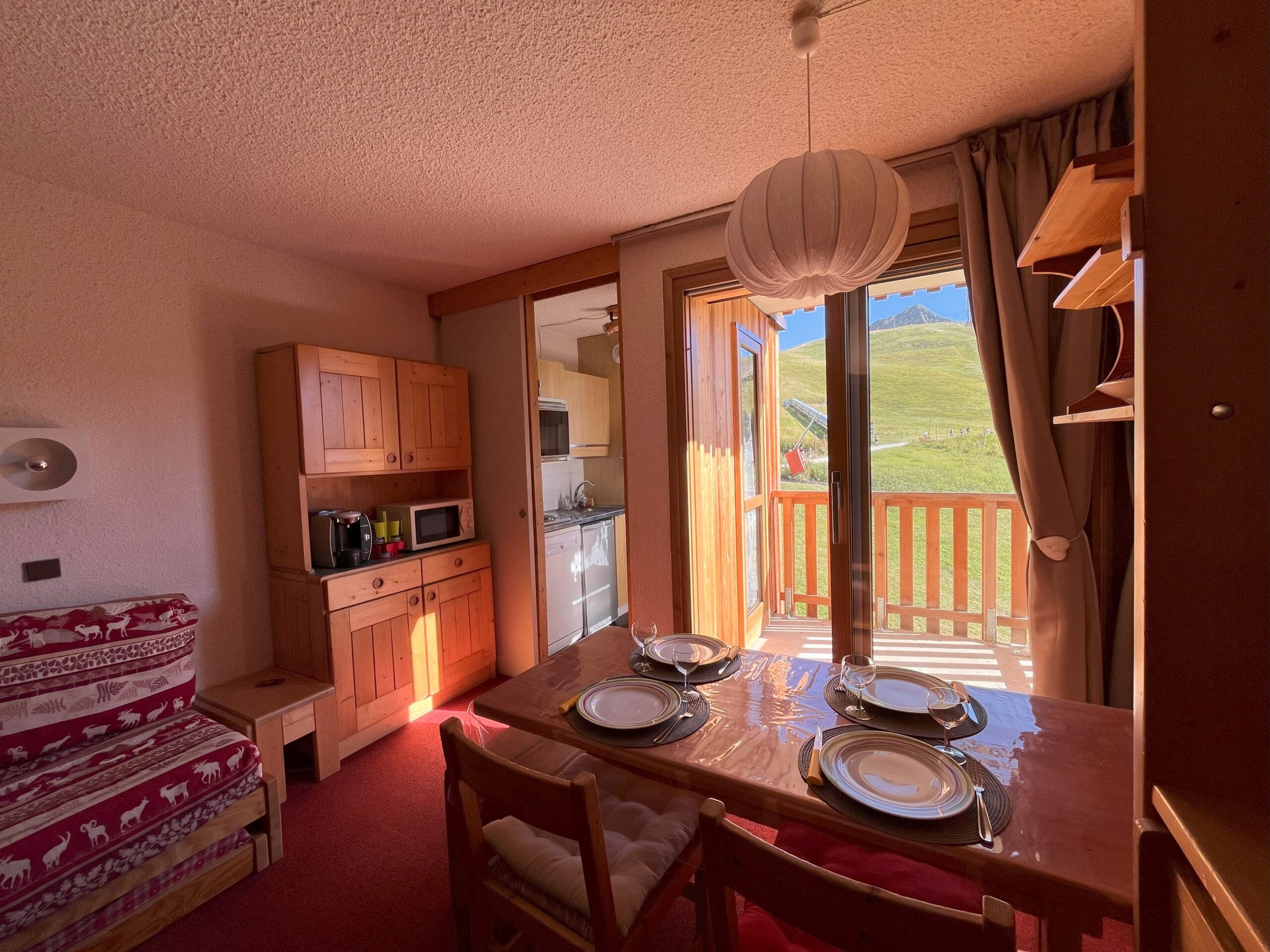 Coin repas et vue balcon
